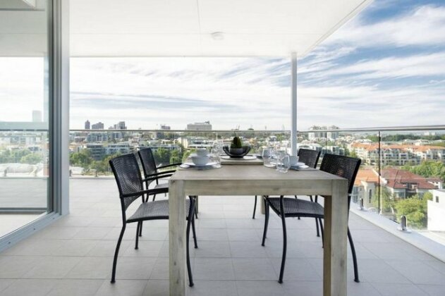 Minimalist Penthouse Condo with Skyline Vistas - Photo2
