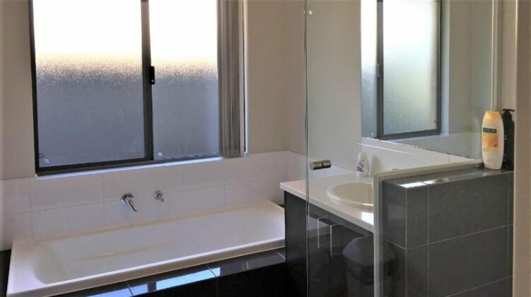 Perth Urban Vacation Home - Close to City & Airport - Photo4
