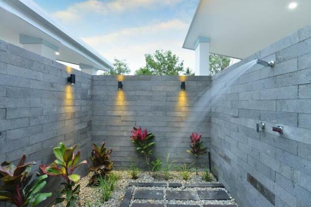 2 Andrews - Port Douglas - Photo2