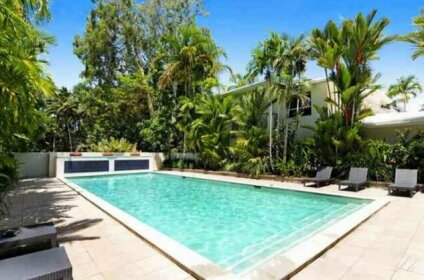 Plantation House 1 Spacious 4 Bedroom House Near Beach WIFI Netflix Foxtel Playground Pool BBQ