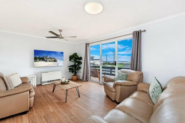 Rocky Point - pet friendly accommodation for multiple families - Photo4
