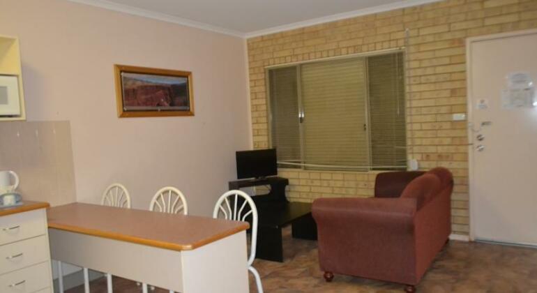 The Lodge Motel - Photo4