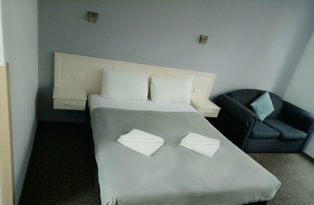 Excelsior Motor Inn - Photo2