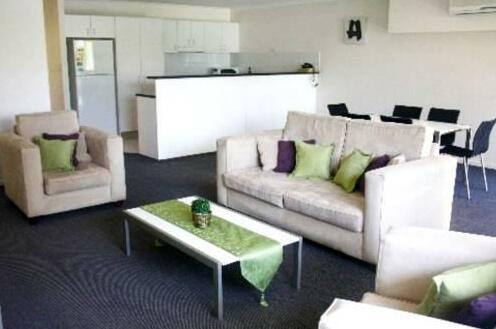 Oasis Holiday Apartments - Photo2