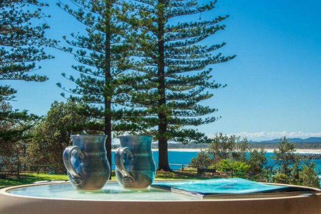 Perfectly Positioned Beachfront Apartment-Great Location With Ocean Views - Photo2