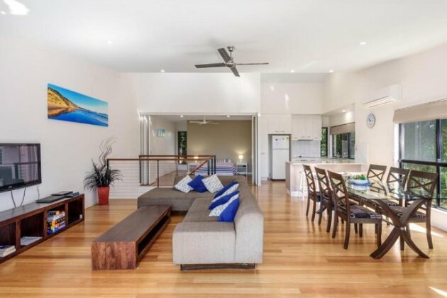 Unit 1 Rainbow Surf - Modern two storey townhouse with large shared pool close to beach and shop - Photo2