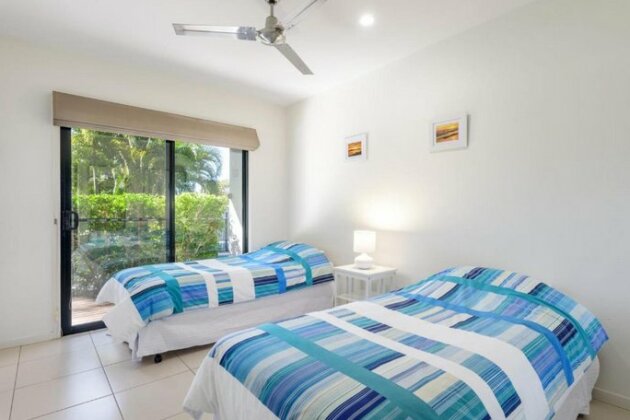 Unit 1 Rainbow Surf - Modern two storey townhouse with large shared pool close to beach and shop - Photo3