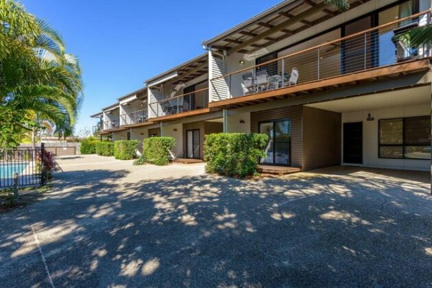 Unit 2 Rainbow Surf - Modern double storey townhouse with large shared pool close to beach and sho