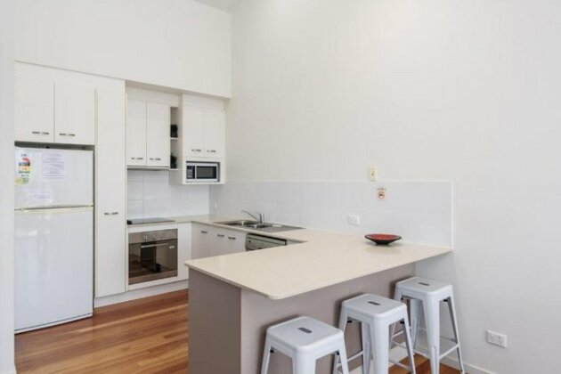 Unit 2 Rainbow Surf - Modern double storey townhouse with large shared pool close to beach and sho - Photo2