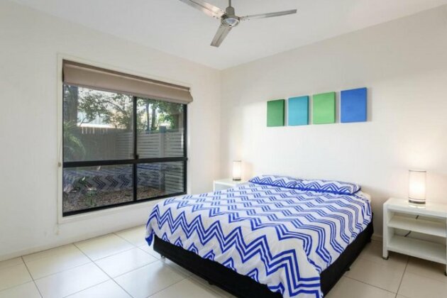 Unit 2 Rainbow Surf - Modern double storey townhouse with large shared pool close to beach and sho - Photo4