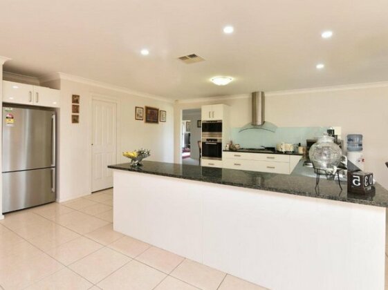 Noble Willow Homestead Lovedale Super Spacious with views and pool - Photo4