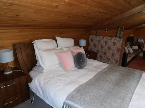 Springmead Rustic Cabin - Photo2