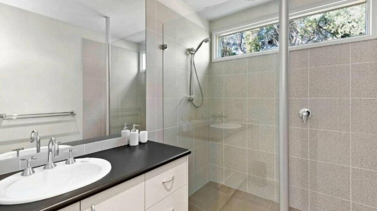 FLORENCE HOUSE Sundrenched Luxury with Pool & Deck - Photo3