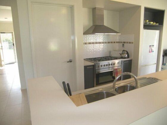 Modern Beachside 5 Bedrooms - Photo2