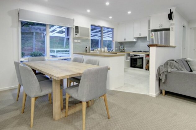 Stylish Coastal Retreat - Photo2