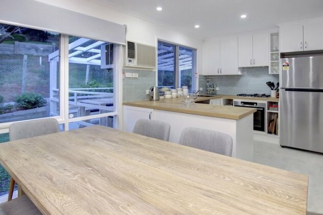 Stylish Coastal Retreat - Photo3
