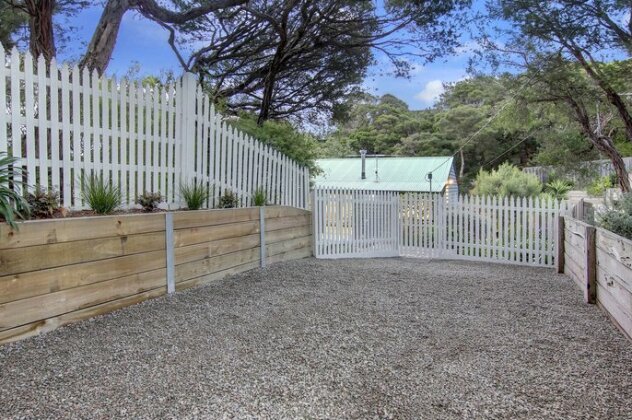 Stylish Coastal Retreat - Photo5