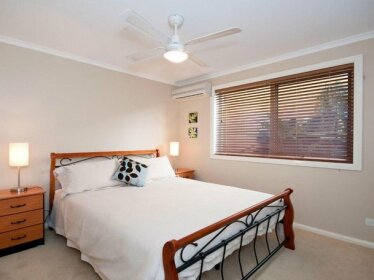 Bellima Beach House' 9 Jackson Close - huge duplex with air con and fabulous views