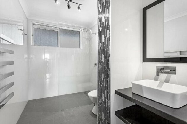 Ronald Avenue Sundeck Unit 08 51 - Photo4