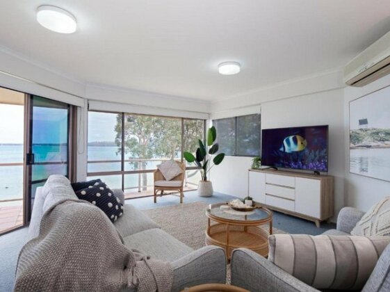 3 'Pelican Sands' 83 Soldiers Point Rd - Stunning Waterfront Unit With Magical Water Views & Air Co - Photo5