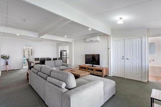 Sunset Beach House - Soldiers Point Sleeps 9 - Photo3