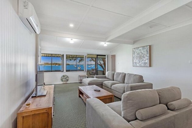 Sunset Beach House - Soldiers Point Sleeps 9 - Photo4