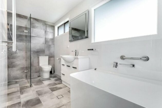 Sunset Beach House - Soldiers Point Sleeps 9 - Photo5