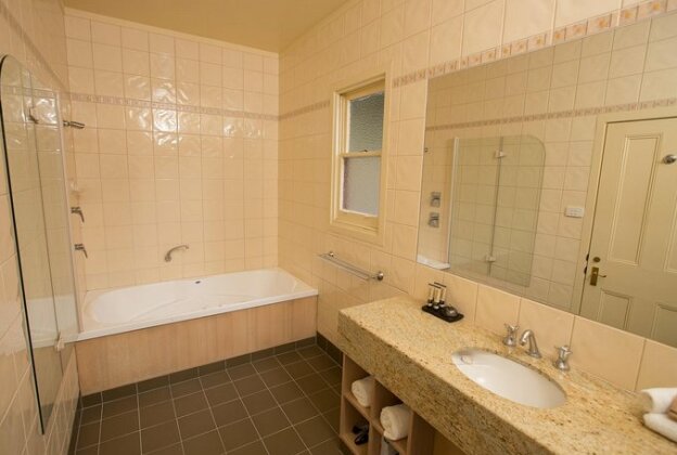 Strahan Village - Photo5