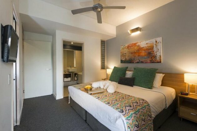 Footsteps to the Heart of Noosa and a View - Photo3