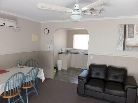 Lakes Entrance Country Cottages - Photo4