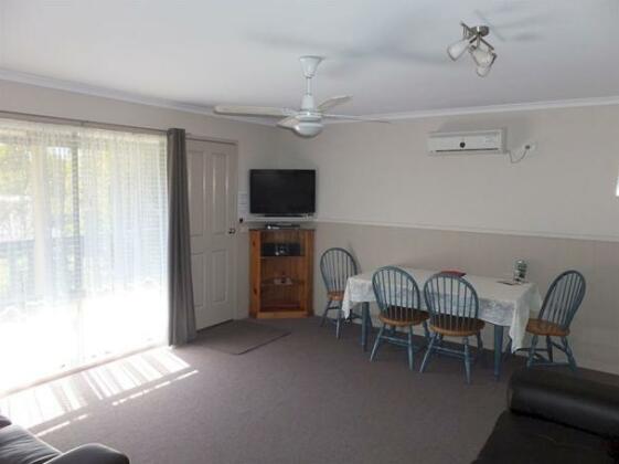 Lakes Entrance Country Cottages - Photo5