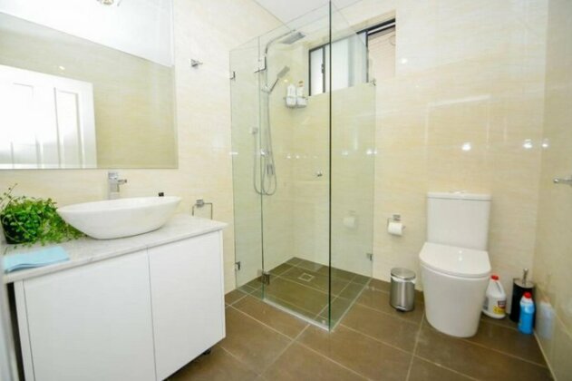 Brand new 5 bedder townhouse close to Olympic Park - Photo5