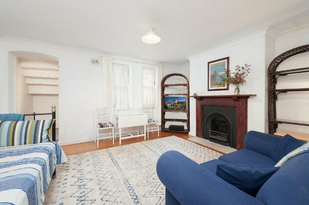 Charming Centrally Located 2 Bedroom Accommodation - Photo2