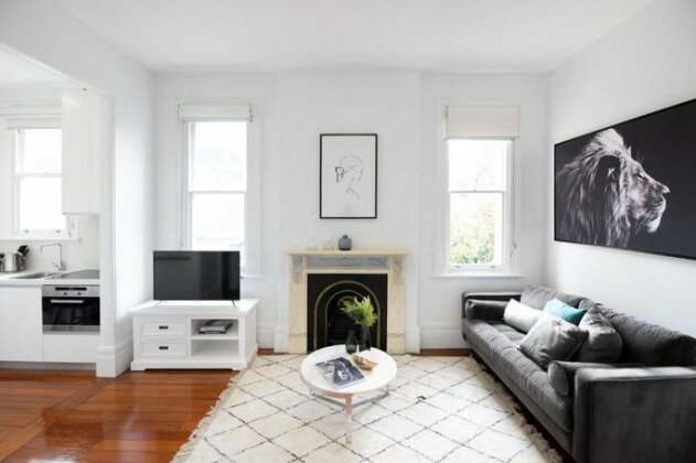 Cosy nook in inner-city Victorian mansion - Photo4