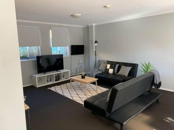 Cozy 3BR Townhouse in Liverpool CBD with parking - Photo2