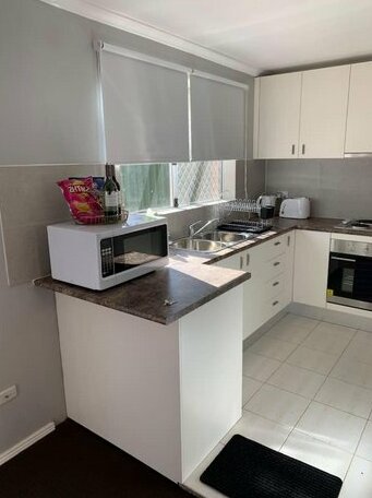 Cozy 3BR Townhouse in Liverpool CBD with parking - Photo4