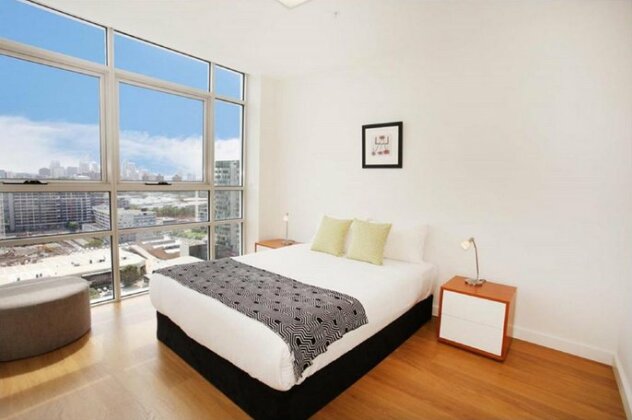 Gadigal Groove - Modern and Bright 3BR Executive Apartment in Zetland with Views