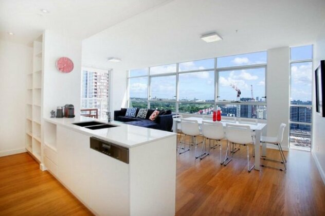 Gadigal Groove - Modern and Bright 3BR Executive Apartment in Zetland with Views - Photo3