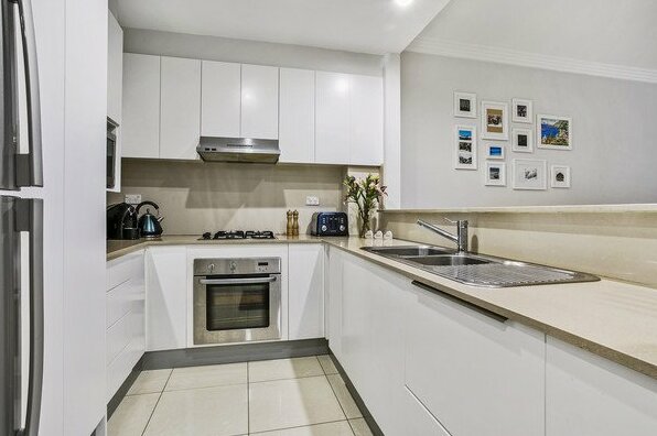 Large and sunny townhouse in relaxed green suburb - Photo4