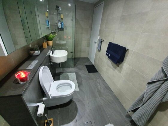 Lavish Quarters - 2 bed 2 bath parking sleeps 6 indoor & outdoor pool spa and sauna and gym - Photo4