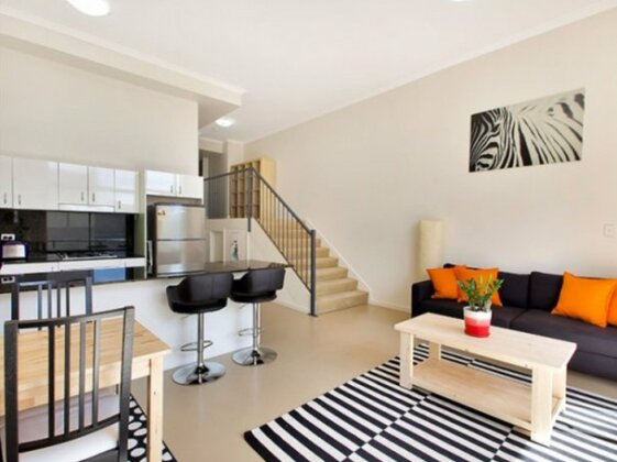 Modern Split Level Apartment - Photo3
