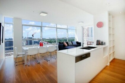 Moore to See - Modern and Spacious 3BR Zetland Apartment with Views over Moore Park