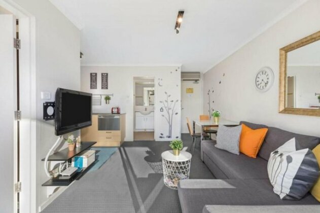 Renovated & Bright Central Pad with Parking - Photo3