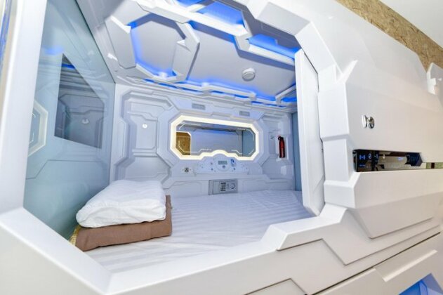 Space Q Capsule Hotel - Photo3