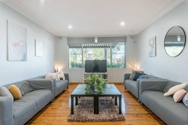 Spacious Sydney Holiday Home 5 Bedrooms 2 Bathrooms Sleeps 16 - SAVE ON 3 NIGHTS PLUS - UP TO 50 PER
