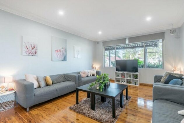 Spacious Sydney Holiday Home 5 Bedrooms 2 Bathrooms Sleeps 16 - SAVE ON 3 NIGHTS PLUS - UP TO 50 PER - Photo3