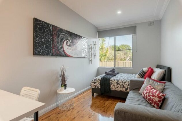 Spacious Sydney Holiday Home 5 Bedrooms 2 Bathrooms Sleeps 16 - SAVE ON 3 NIGHTS PLUS - UP TO 50 PER - Photo5
