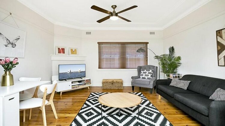 Spacious Two Bedroom Apartment in Crows Nest - HUNT1 - Photo2