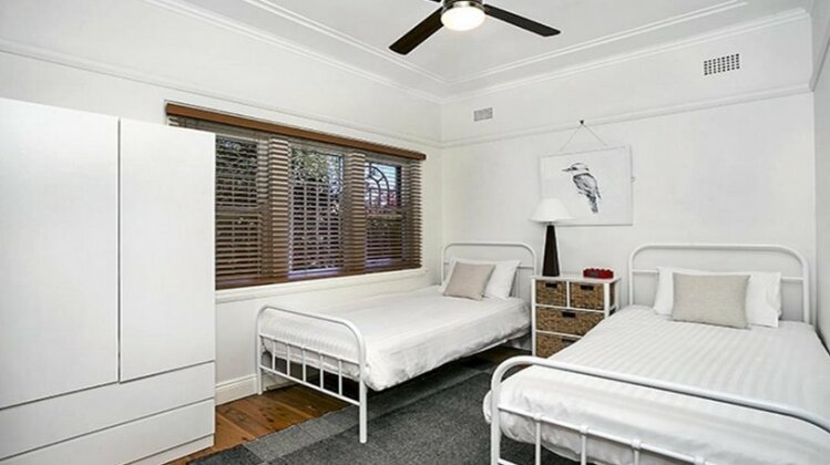 Spacious Two Bedroom Apartment in Crows Nest - HUNT1 - Photo3