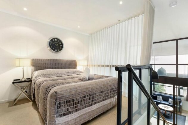 Surry Hills Modern One Bedroom Apartment 310GOUL - Photo3